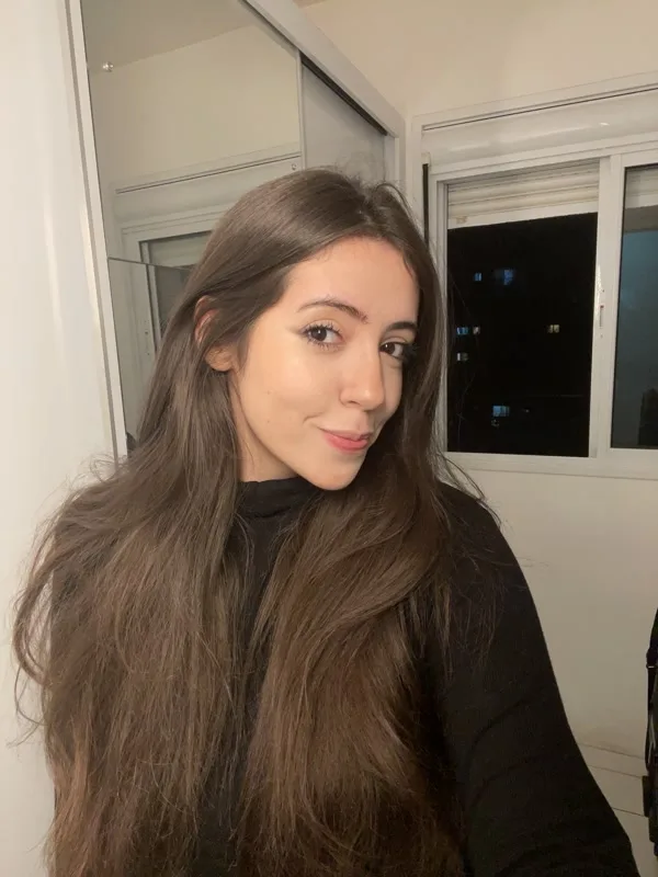 Brunna Funchal olhando para a câmera, em casa, à noite